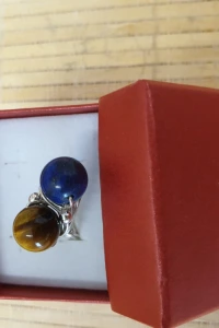 Kom-bizuteria - Srebrny pleciony pierścionek z naturalnym tygrysim okiem i lapisem lazuli,925