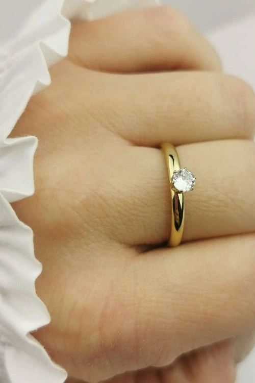 Pierścionek ze STALI CHIRURGICZNEJ zaręczynowy kryształ kolor złoty