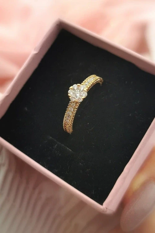 Pierścionek pozłacany zaręczynowy kryształ kolor złoty