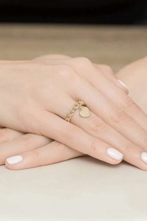 Złoty delikatny pierścionek przeplatany łańcuszek z zawieszką serce supreni
